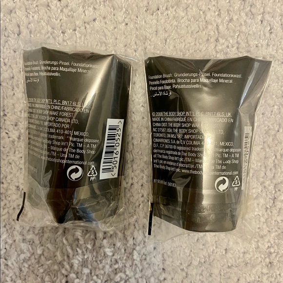 The Body Shop Mineral Powder Foundation Brush (high quality Kabuki Brush) - Picture 13 of 14